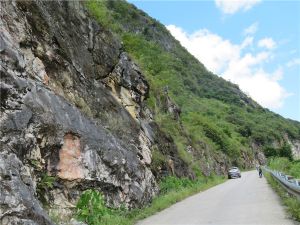 南丹县月里至中堡公路工程      K19+000附近危岩
