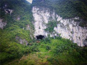天峨（黔桂界）至北海公路（天峨经凤山至巴马段）（k80+800附近溶洞）